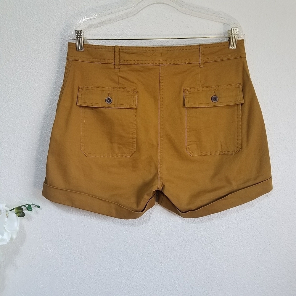 Boden Abingdon Shorts in Frankincense - Picture 2 of 9